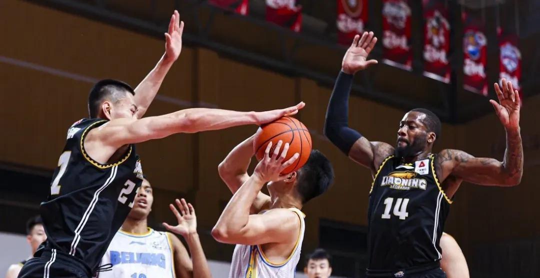 冲刺阶段CBA季后赛传出新动向，金州勇士官宣签约，管理层表态——话题不断，更衣室氛围转暖的简单介绍