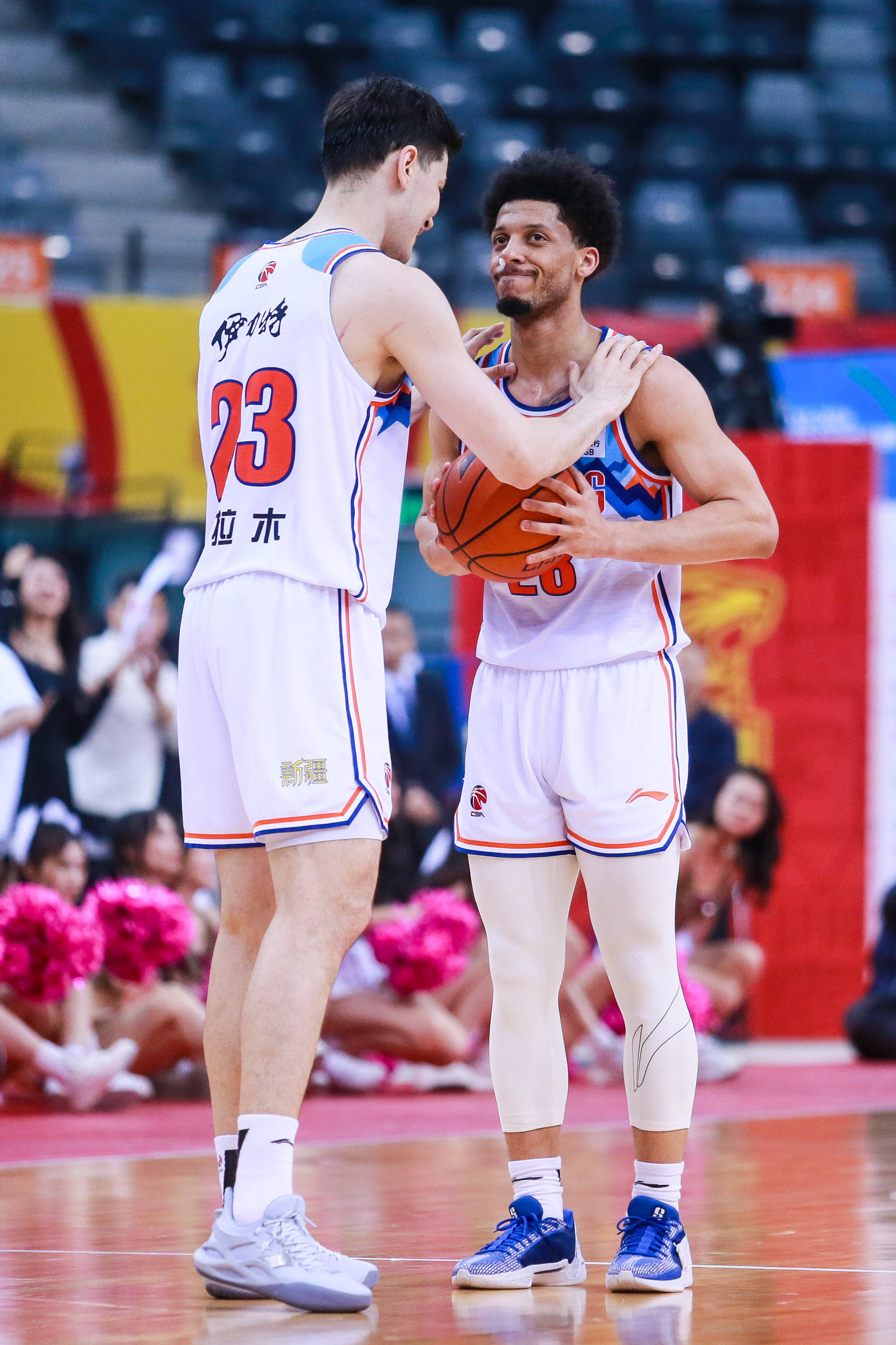 包含国际比赛日CBA常规赛传出新动向;夏洛特黄蜂复出首秀;管理层表态:话题不断;阵容厚度经受考验的词条 包含国际比赛日CBA常规赛传出新动向;夏洛特黄蜂复出首秀;管理层表态:话题不断;阵容厚度经受考验的词条