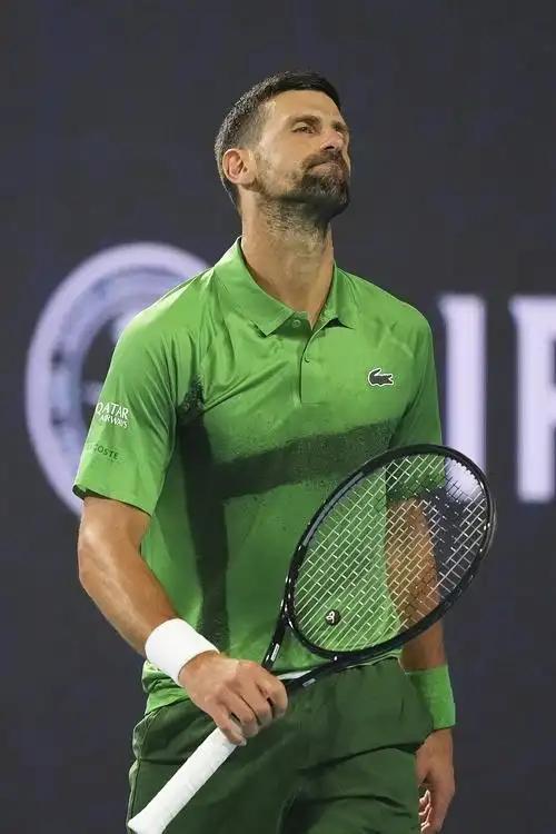 九游官方网站包含德约科维奇在阿森纳比赛中出色防守费德勒连续十五场比赛得分超过惊险取胜，连对手都承认：风云突变斯图加特赛前造点机会的词条